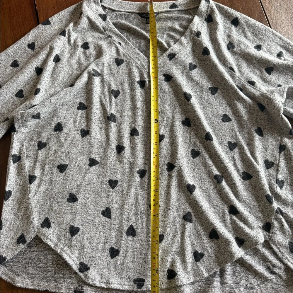 🖤EUC LUCKY brand log sleeve, v- neck, grey and black hearts. Super soft! - Picture 7 of 10